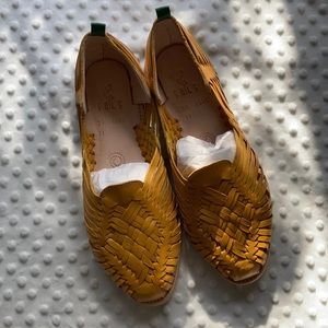 NIB sols huaraches yellow sandals 11